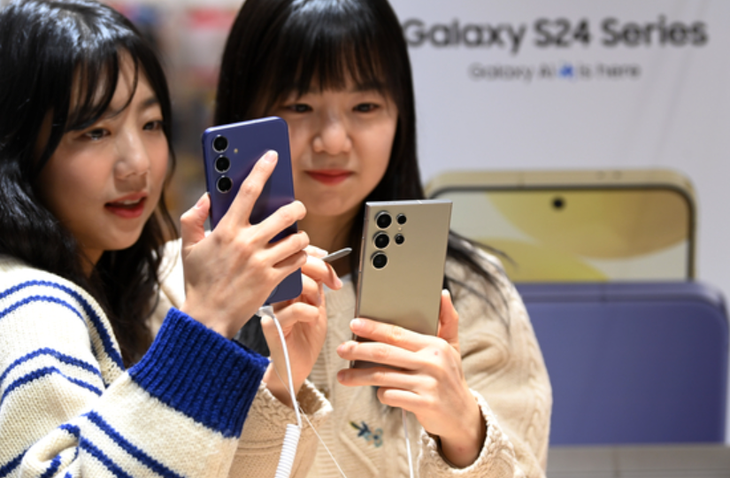 Mẫu Galaxy S24 mới của Samsung được nhiều khách hàng đặt trước - Ảnh: YONHAP