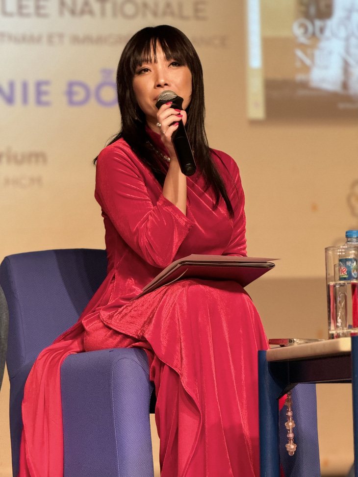 Bà Stéphanie Do duyên dáng trong tà áo dài Việt Nam - Ảnh: MINH KHÔI
