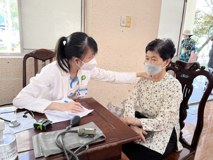 Khám và phát thuốc miễn phí cho người dân huyện Phong Điền, Cần Thơ - Ảnh: LAN NGỌC