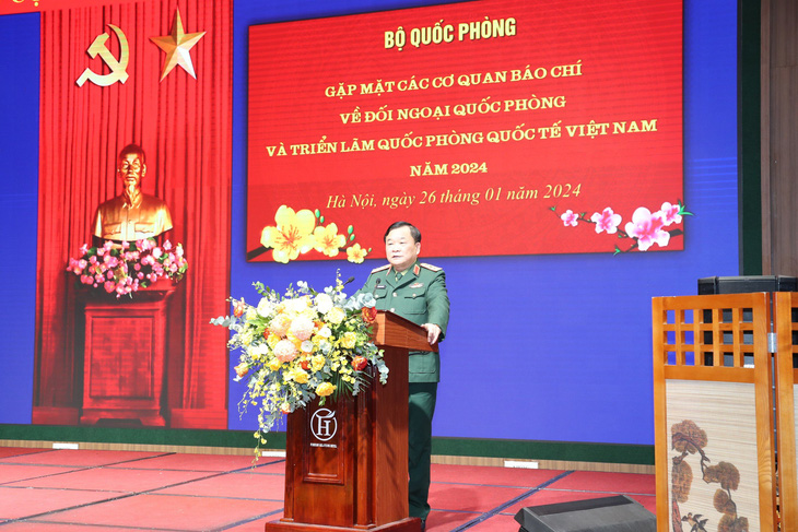 Thượng tướng Hoàng Xuân Chiến chia sẻ tại buổi gặp mặt các cơ quan báo chí thông tin về đối ngoại quốc phòng và Triển lãm Quốc phòng quốc tế Việt Nam năm 2024 - Ảnh: MẠNH HÙNG