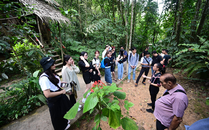 Khách Việt tham quan làng văn hóa Mari Mari ở Kota Kinabalu (Malaysia) vào sáng 24-1 - Ảnh: Quang Định