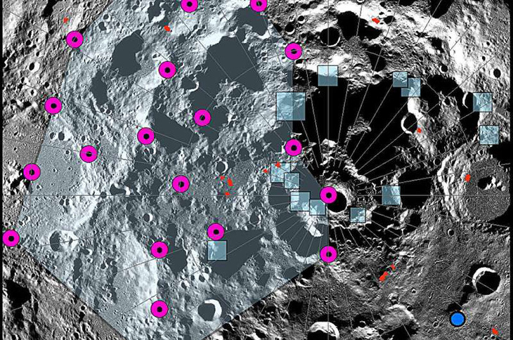 Tâm chấn của một trong những trận động đất Mặt trăng mạnh nhất được máy đo địa chấn Apollo ghi lại nằm ở vùng cực nam của Mặt trăng. Tuy nhiên, vị trí chính xác của tâm chấn không thể được xác định. Một đám mây gồm các vị trí có thể có (các chấm màu đỏ tươi và đa giác màu xanh nhạt) của trận động đất Mặt trăng được thuật toán tái định vị. Các hộp màu xanh lam hiển thị vị trí của các khu vực đổ bộ của tàu vũ trụ Artemis III được đề xuất - Ảnh NASA