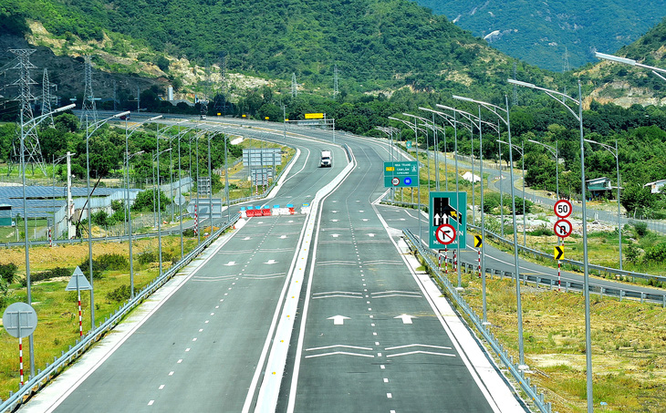 Cao tốc Nha Trang - Cam Lâm dài 49,1km có hai làn xe, tốc độ từ 60-80km/h. Bên trái ảnh là đoạn nối tiếp vào cao tốc từ Cam Lâm đi Vĩnh Hảo đang được thi công, thuộc địa phận xã Cam Thịnh Đông, TP Cam Ranh, Khánh Hòa - Ảnh: T.T.D.