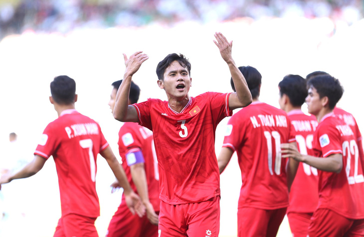 Đội tuyển Việt Nam trong cuộc đối đầu với Iraq - Ảnh: HOÀNG TUẤN