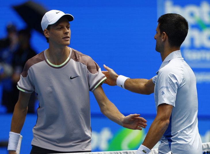 Sinner (trái) trò chuyện thân mật với Djokovic sau khi chiến thắng - Ảnh: REUTERS 