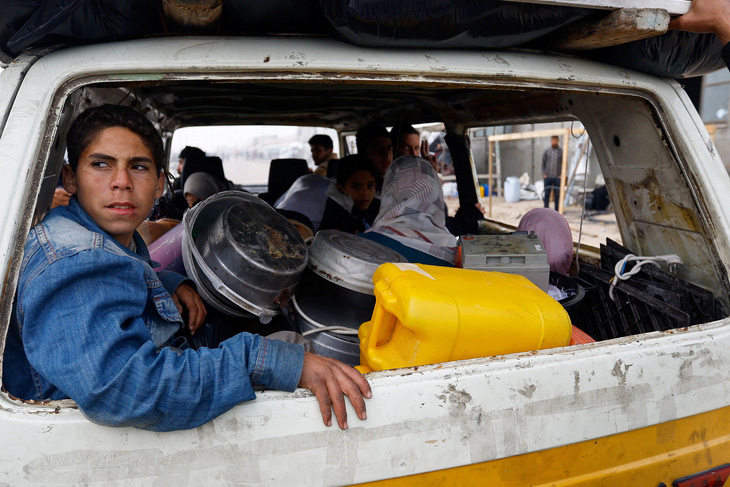Người Palestine chạy trốn khỏi Khan Younis do hoạt động trên bộ của Israel ở phía nam Dải Gaza, ngày 26-1 - Ảnh: REUTERS