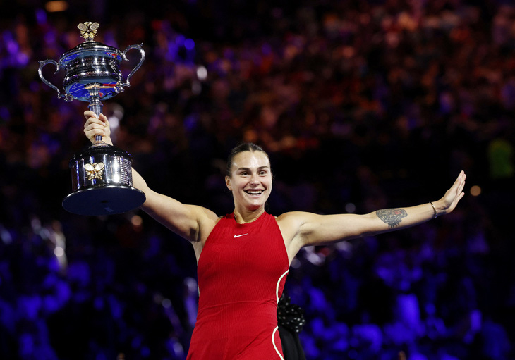 Aryna Sabalenka nâng cao chiếc cúp vô địch Úc mở rộng 2024 - Ảnh: REUTERS