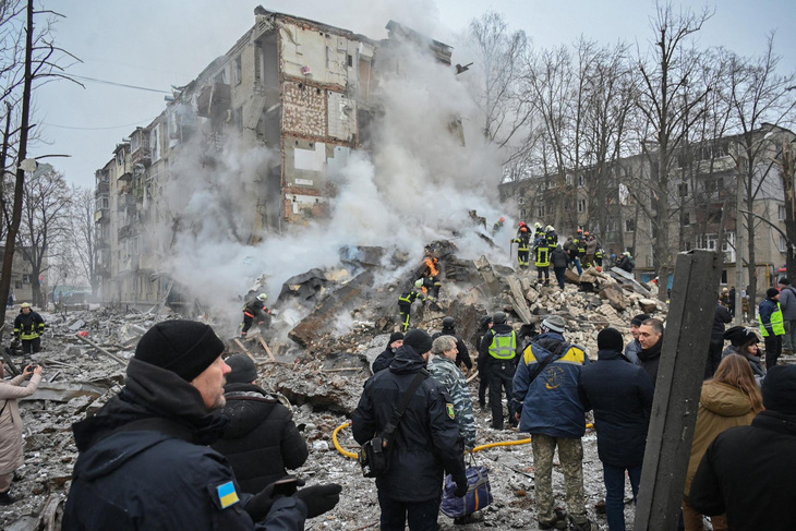 Lực lượng cứu hộ Ukraine có mặt tại nơi bị tên lửa tấn công ở thành phố Kharkov vào hôm 23-1 - Ảnh: AFP