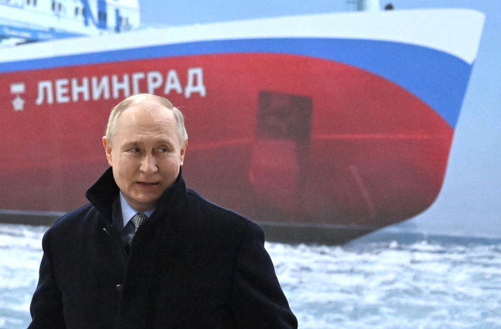 Tổng thống Nga Vladimir Putin cho khởi công tàu phá băng Leningrad ở St. Petersburg ngày 26-1 - Ảnh: AFP