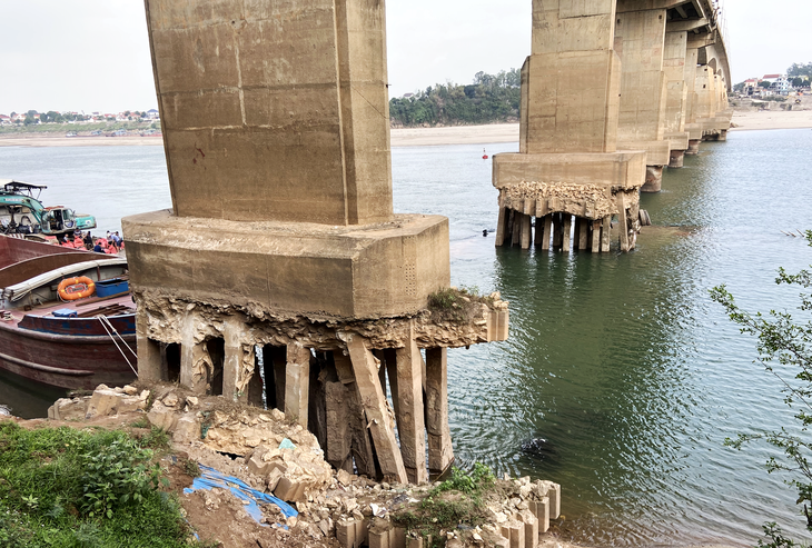 Cầu Trung Hà (bắc qua sông Đà, nối Phú Thọ - Hà Nội) bị xói lở, trụ cầu trơ móng - Ảnh: QUANG THẾ