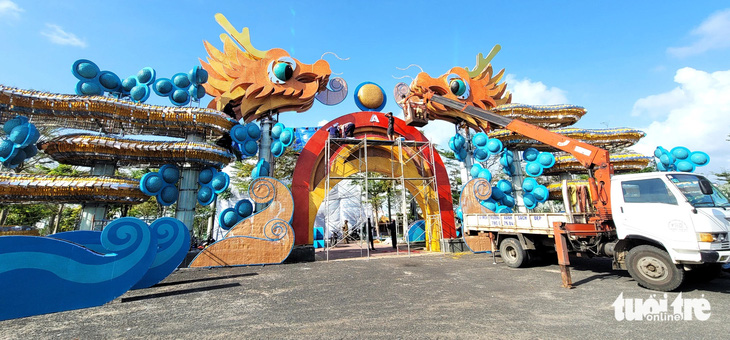 Hai linh vật rồng, mỗi con dài 20m được đặt tại công viên Thanh thiếu niên (đường Hùng Vương, TP Tuy Hòa, tinh Phú Yên) - Ảnh: NGUYỄN HOÀNG