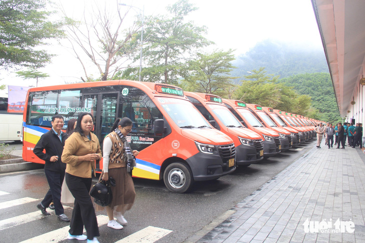 Tuyến buýt số 3 nối sân bay Đà Nẵng - Khu du lịch Bà Nà Hills dài 25km - Ảnh: TRƯỜNG TRUNG
