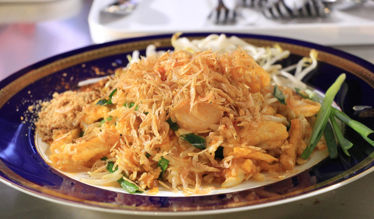 Món Pad Thái (hủ tiếu xào) nổi tiếng của Thái Lan của chuyên gia ẩm thực Torroong Jarungidanan được rắc con ruốc sấy khô của Việt Nam - Ảnh: NGỌC ĐÔNG