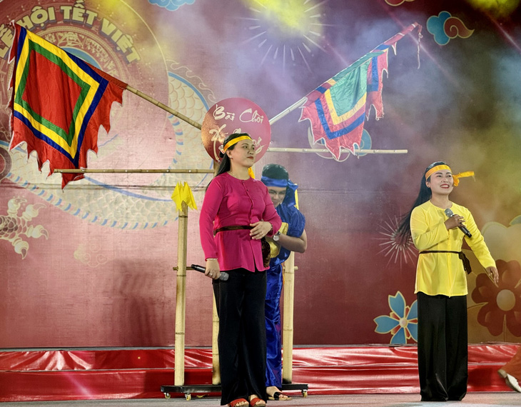 Bài chòi Hội An được biểu diễn tại TP.HCM trong Lễ hội Tết Việt 2024 - Ảnh: HOÀI PHƯƠNG