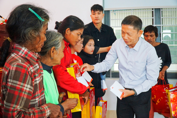 Nhà báo Huỳnh Hiếu - đại diện báo Tuổi Trẻ - trao quà Tết cho bà con ở xã Sơn Tân (huyện Cam Lâm, tỉnh Khánh Hòa) - Ảnh: TRẦN HOÀI