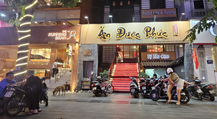 Tối 27-1, dù cuối tuần nhưng vẫn có nhiều nhà hàng, quán ăn tại đường Phan Xích Long chưa đông khách ở một số thời điểm - Ảnh: NGUYỄN TRÍ
