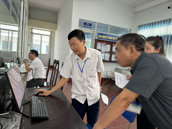 Sở Nội vụ Cần Thơ kiểm tra giờ giấc làm việc, giải quyết hồ sơ của cán bộ tại UBND phường Thới Long, quận Ô Môn - Ảnh: Q.T.