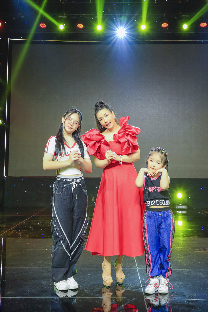 Nghệ sĩ Kiều Oanh cùng hai cô công chúa nhỏ Whitney và Callie.