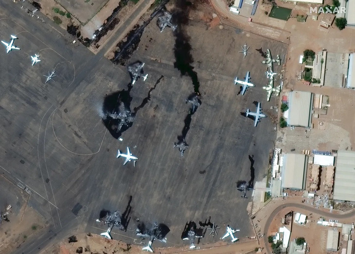Ảnh vệ tinh cho thấy máy bay tại sân bay quốc tế Khartoum bị phá hủy trong nội chiến Sudan bùng nổ từ giữa tháng 4-2023 -  Ảnh: Maxar Technologies