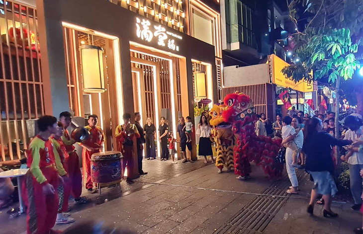 Tối 27-1, một nhà hàng tại phố ẩm thực Phan Xích Long tổ chức múa lân để quảng bá, hút thêm thực khách