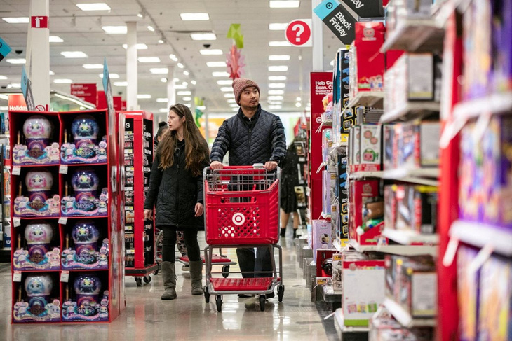 Người tiêu dùng Mỹ đang dần tự tin chi mạnh tay hơn, minh chứng cho việc nền kinh tế đã bắt đầu khởi sắc trở lại - Ảnh: REUTERS