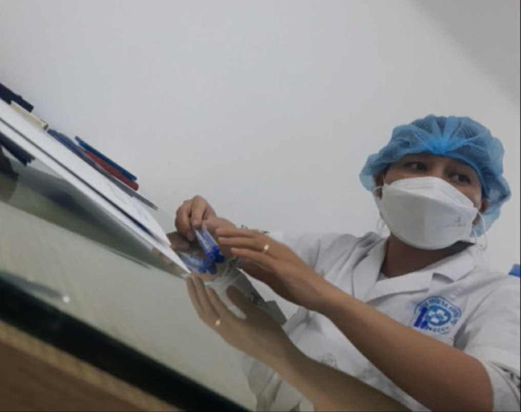 Bà Lê Hoàng Trâm, điều dưỡng Phòng khám đa khoa Đại Việt, bị xử phạt 35 triệu đồng vì khám bệnh vượt quá chuyên môn được ghi trong chứng chỉ hành nghề - Ảnh: THU HIẾN