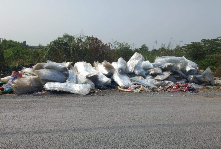 Số rác thải trên xe tải vứt bên đường Trần Hải Phụng (xã Vĩnh Lộc B, huyện Bình Chánh) - Ảnh: Người dân cung cấp