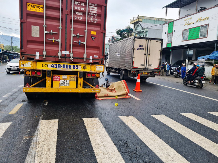 Hiện trường vụ tai nạn giữa xe container và xe máy ở Huế - Ảnh: N.HIẾU