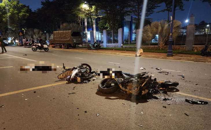 Hiện trường vụ tai nạn giao thông nghiêm trọng giữa hai xe - Ảnh: MINH HÒA