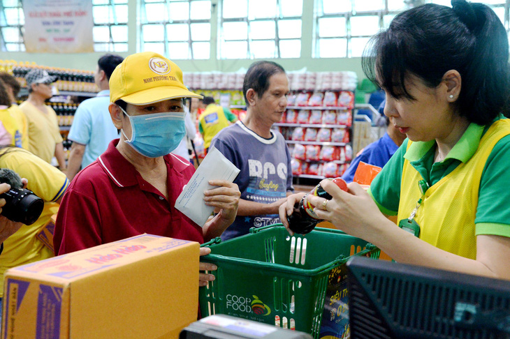 Người dân nghèo quận Bình Thạnh (TP.HCM) mua hàng hóa Tết tại siêu thị 0 đồng do Ủy ban MTTQVN TP.HCM trao tặng - Ảnh: HẢI QUỲNH