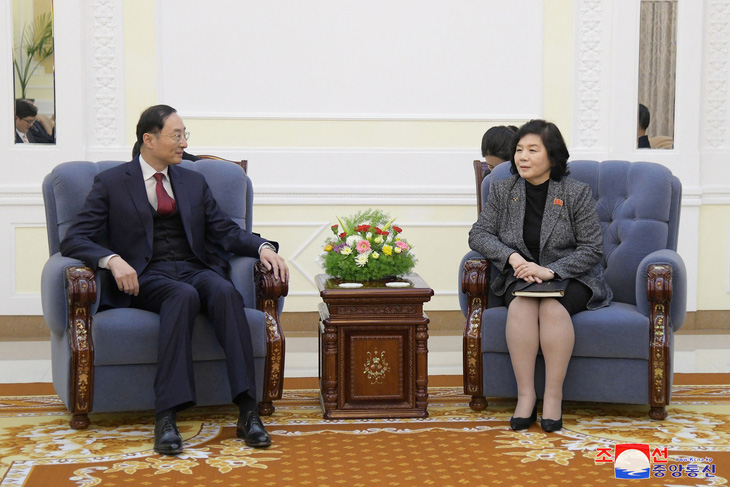 Ngoại trưởng Triều Tiên Choe Son Hui (trái) thăm Trung Quốc và gặp gỡ Thứ trưởng Ngoại giao Trung Quốc Tôn Vệ Đông ngày 26-1 - Ảnh: REUTERS/KCNA