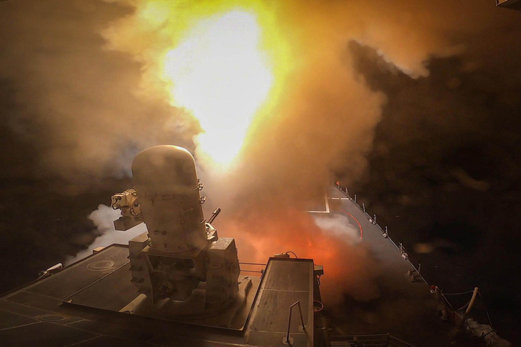 Tàu khu trục lớp Arleigh Burke USS Carney bắn hạ tên lửa và drone của Houthi ở Biển Đỏ vào tháng 10-2023 - Ảnh: NYP