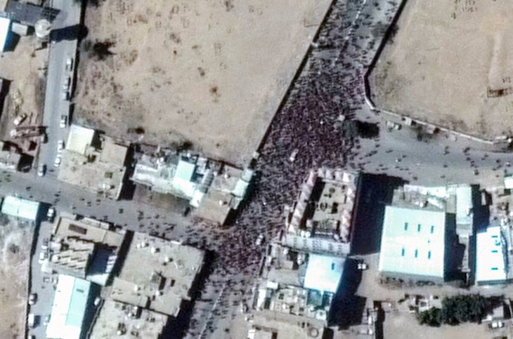 Ảnh vệ tinh thương mại của Công ty Maxar Technologies cho thấy những người biểu tình trên đường phố Saada (Yemen) ngày 12-1-2024 sau đợt không kích của Mỹ  - Ảnh: Maxar Technologies