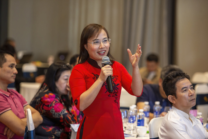 Khách mời thích thú đặt câu hỏi về các chương trình, sự kiện du lịch nổi bật của Bình Định trong năm 2024 - Ảnh: BTC cung cấp