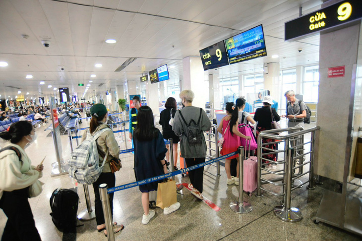 Tết Giáp Thìn 2024, số lượng chuyến bay và hành khách qua sân bay quốc tế Tân Sơn Nhất bắt đầu tăng lên từng ngày sẽ không tránh khỏi chuyến bay bị delay - Ảnh: CÔNG TRUNG