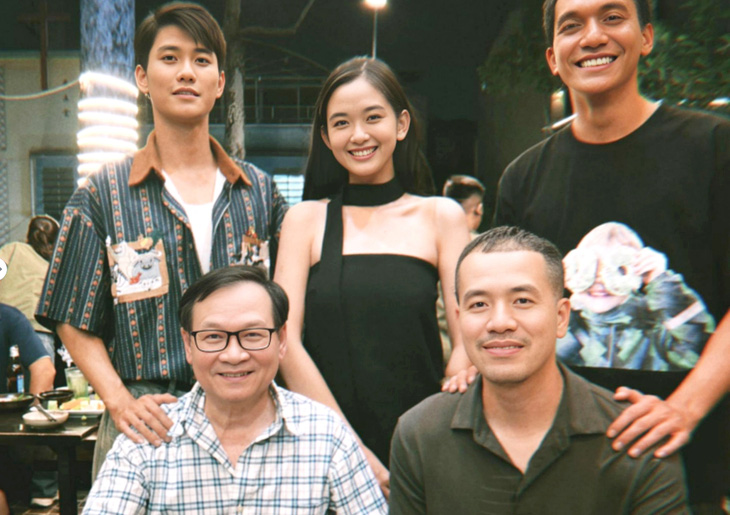 Nhà văn Nguyễn Nhật Ánh, đạo diễn Trịnh Đình Lê Minh và các diễn viên của Ngày xưa có một chuyện tình - Ảnh: Phan Xi Ne