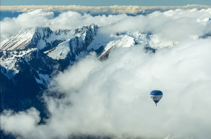 Khung cảnh ngoạn mục trên đỉnh núi Alps khiến nhiều du khách vô cùng thích thú. Bức ảnh cho thấy sự đối lập giữa thiên nhiên hùng vĩ so với con người nhỏ bé - Ảnh: REUTERS