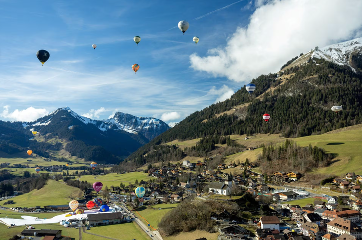 Sự xuất hiện của những khinh khí cầu đa dạng về kiểu dáng và màu sắc khiến bầu trời trong xanh của Thụy Sĩ trở nên rực rỡ, nhộn nhịp hơn bao giờ hết - Ảnh: REUTERS