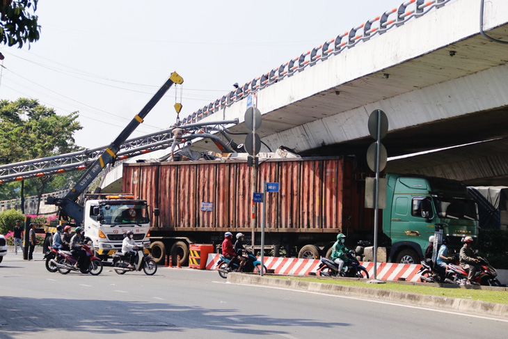 Hiện trường vụ xe container kéo sập khung giới hạn chiều cao trước cầu Quang Trung 2 (quận 12, TP.HCM)