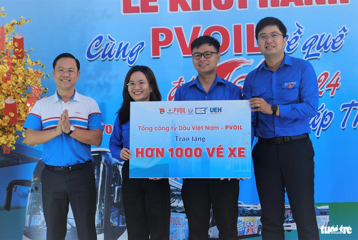 Anh Mai Xuân Hải, đại diện PVOil, trao bảng tượng trưng số vé xe tặng sinh viên về quê Tết Giáp Thìn 2024 cho đại diện các Đoàn trường - Ảnh: Q.L.