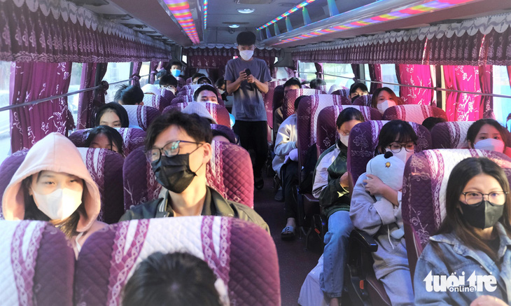 Các chuyến xe miễn phí đưa sinh viên rời TP.HCM về đón Tết cùng gia đình - Ảnh: Q.L.