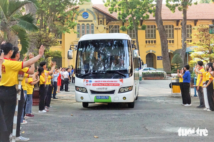 Tiễn các bạn sinh viên Trường đại học Sài Gòn về đón Tết trên chuyến xe đoàn viên năm thứ 13 do trường tổ chức - Ảnh: Q.L.