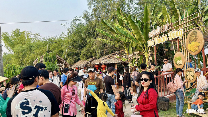 Hàng du khách tìm về cù lao Tân Thuận Đông, TP Cao Lãnh tham quan chợ quê khiến nơi này trở nên nhộn nhịp - Ảnh: ĐẶNG TUYẾT