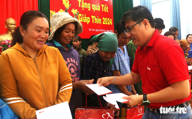 Nhà báo Duy Thanh - trưởng văn phòng đại diện báo Tuổi Trẻ vùng Nam Trung Bộ - Tây Nguyên - trao quà Tết cho bà con ở xã Ea Trol (huyện Sông Hinh, tỉnh Phú Yên) - Ảnh: NGUYỄN HOÀNG