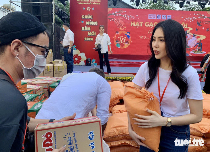 Hoa hậu Bùi Quỳnh Hoa phát quà Tết cho người bị ảnh hưởng bởi HIV/AIDS - Ảnh: HOÀI PHƯƠNG