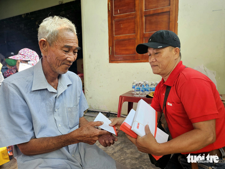 Đại diện báo Tuổi Trẻ gửi những phần quà đến người dân xã Ninh Thọ (thị xã Ninh Hòa) - Ảnh: MINH CHIẾN