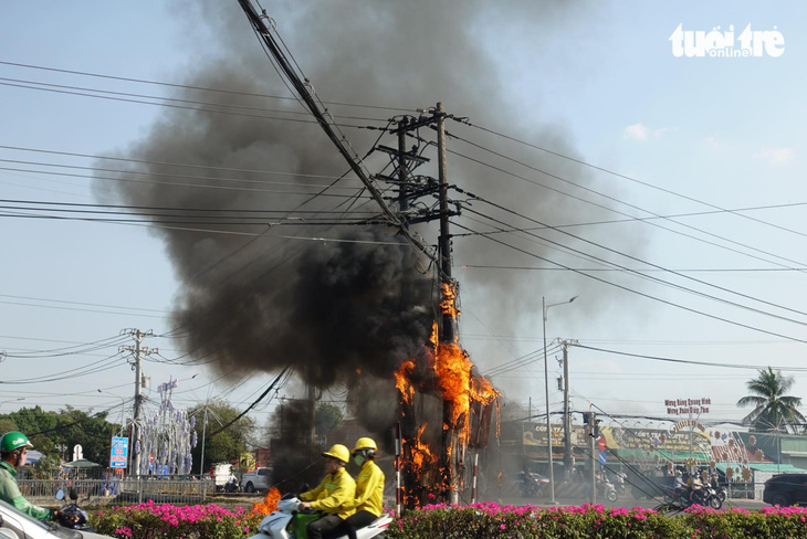 Cháy trụ điện trên quốc lộ 13, đoạn qua thành phố Thuận An, tỉnh Bình Dương, ảnh chụp lúc 15h05 ngày 28-1 - Ảnh: NGUYỄN CÔNG THÀNH