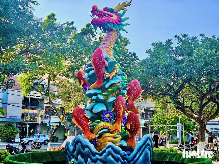 Tượng cá chép vàng vượt lên trước vũ môn hóa thành rồng bên trên TP Nha Trang - Ảnh: MINH CHIẾN