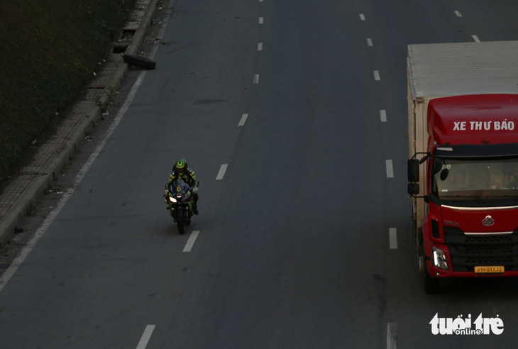 Một người phóng mô tô phân khối lớn vun vút trên quốc lộ 1 (TP Thủ Đức) chiều 28-1 - Ảnh: MINH HÒA