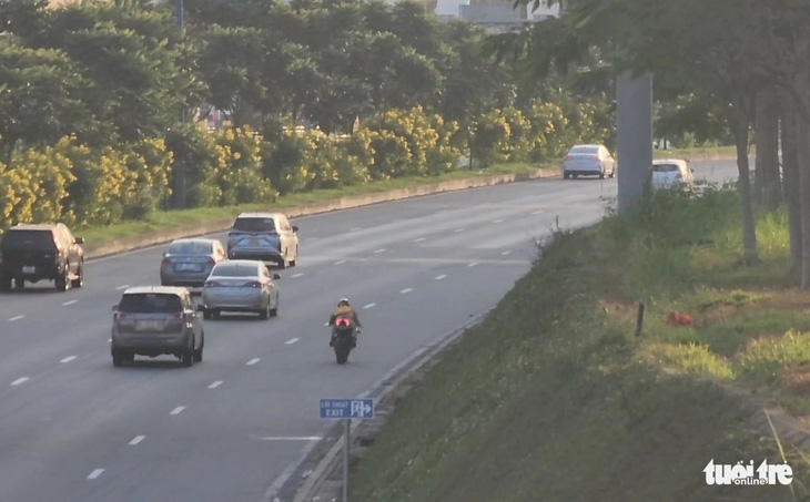 Những người chạy mô tô tốc độ cao trong làn ô tô bất chấp quy định - Ảnh: MINH HÒA